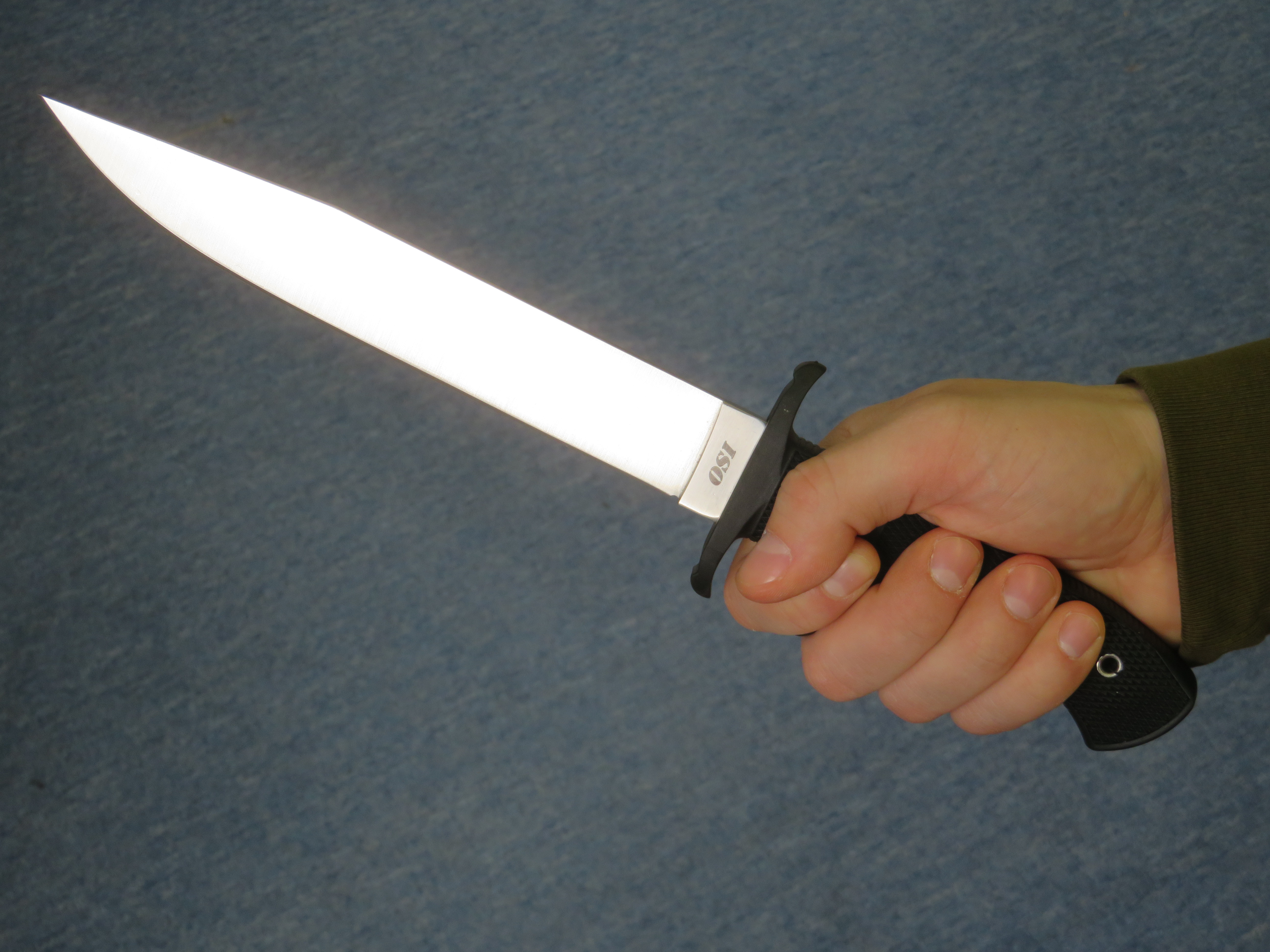 Rukojeť nože Cold Steel OSI je potažena speciálním materiálem Kray-Ex, která zbraňuje prokluzu.